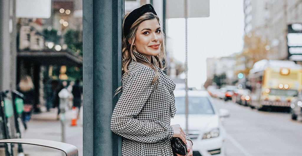 Comment le bandeau cheveux et le serre-tête pour femme sont devenus incontournables ?