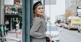 Comment le bandeau cheveux et le serre-tête pour femme sont devenus incontournables ?